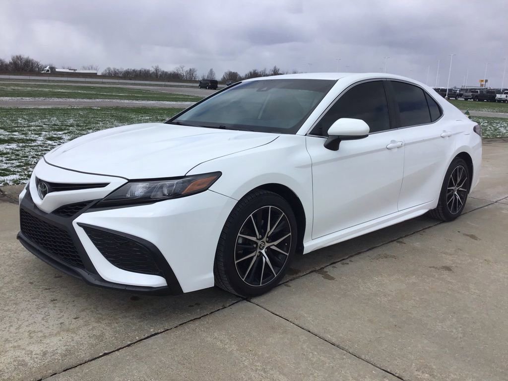 Used 2021 Toyota Camry SE image 3