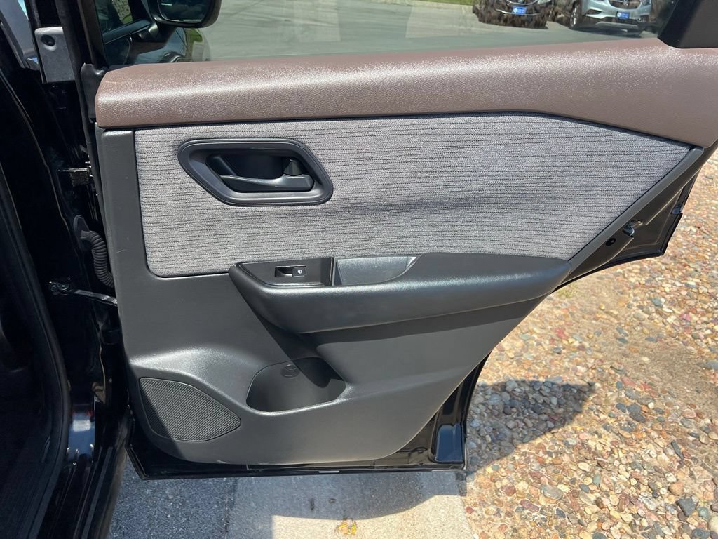 Used 2023 Nissan Rogue S AWD/4WD image 23