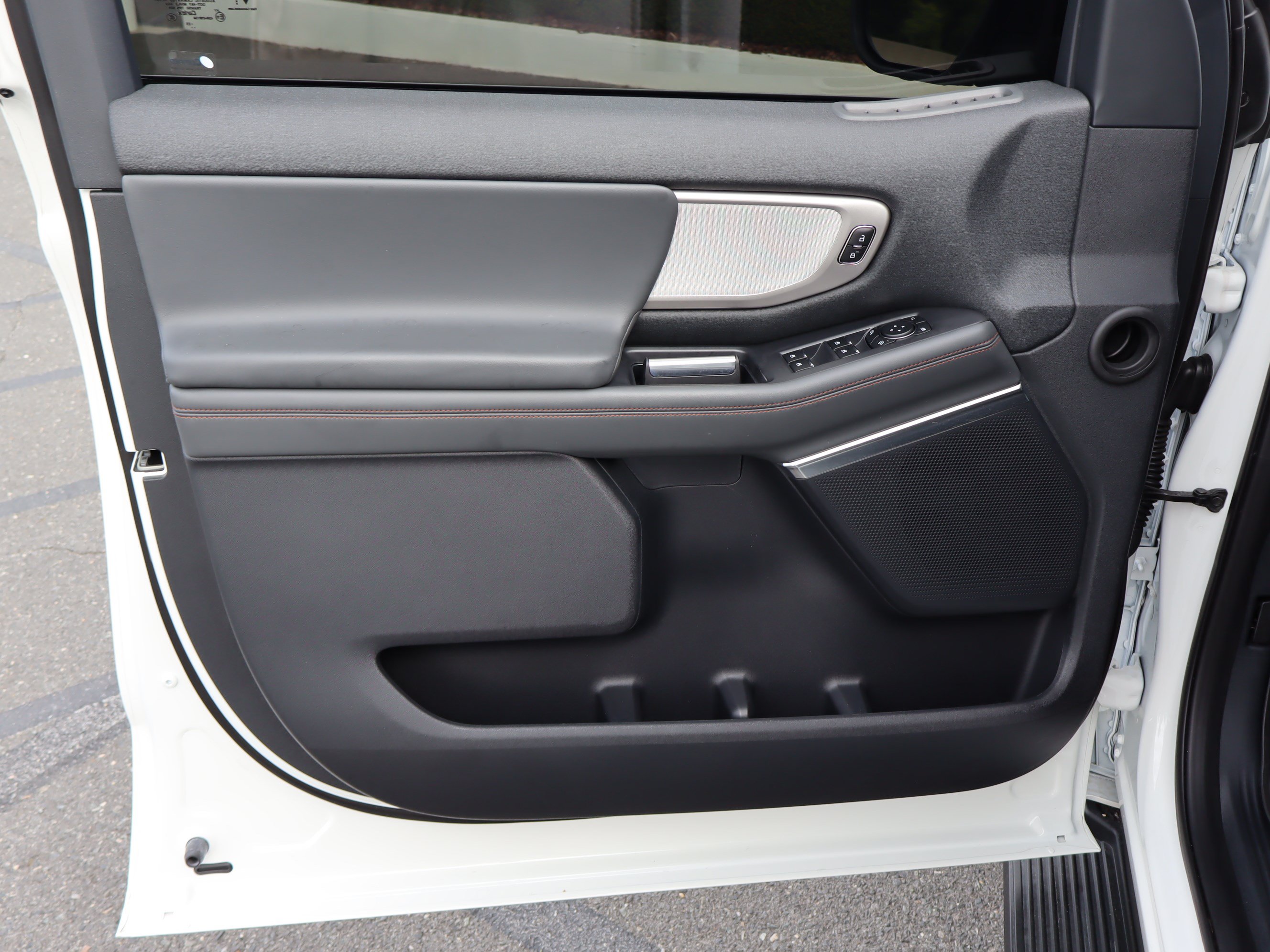 Used 2025 Ford Expedition Active RWD image 18