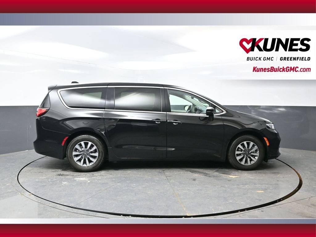 Used 2024 Chrysler Pacifica Select FWD image 4
