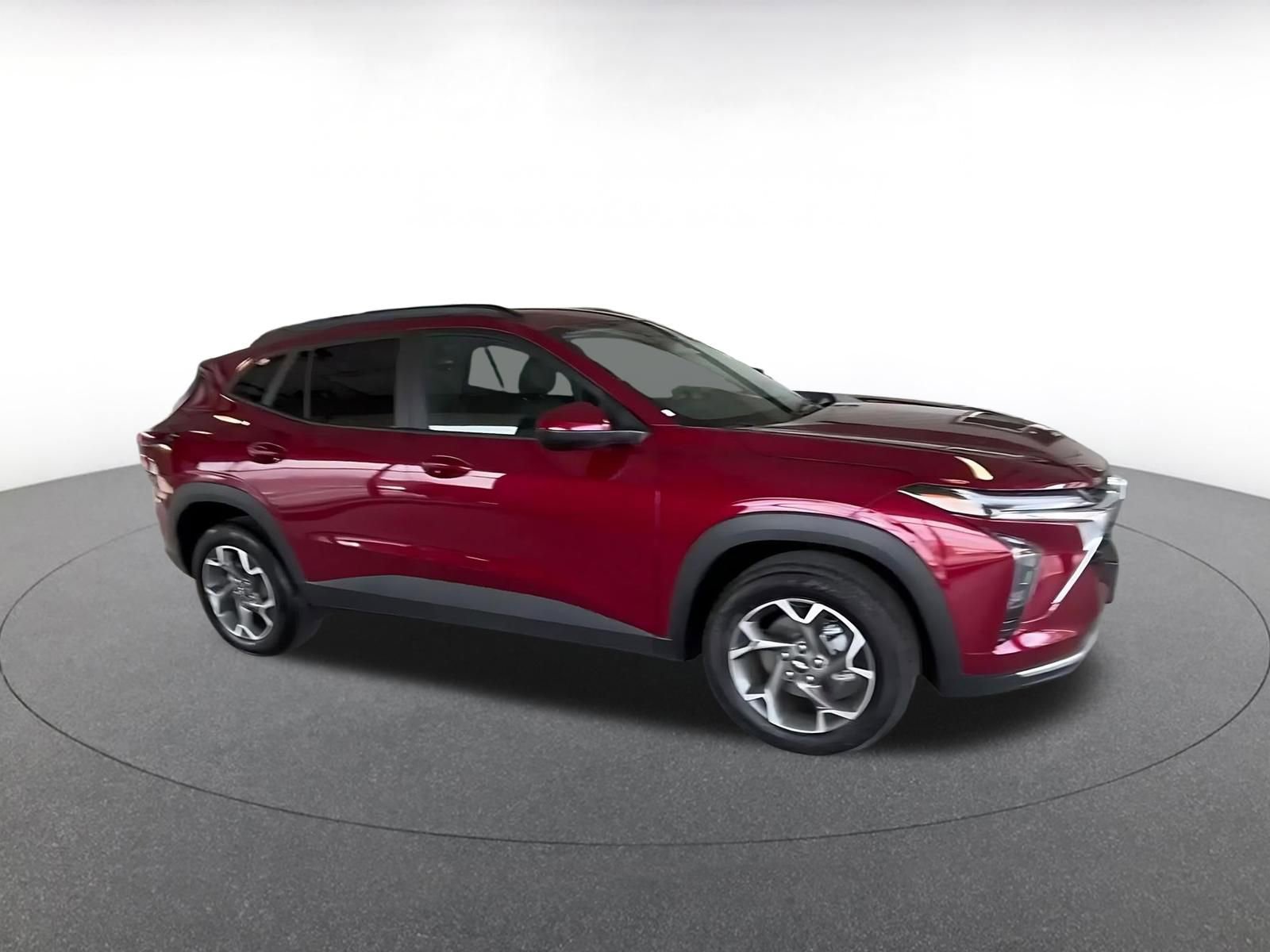 Used 2025 Chevrolet Trax LT FWD image 2