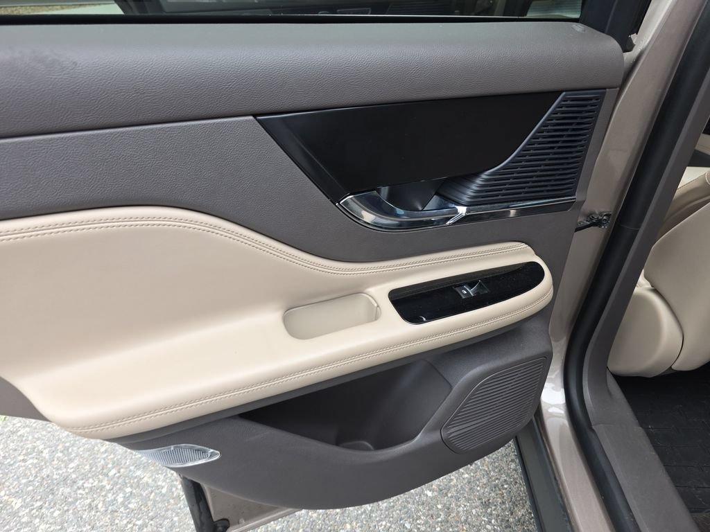 Used 2020 Lincoln Corsair FWD w/ Premium Package image 17
