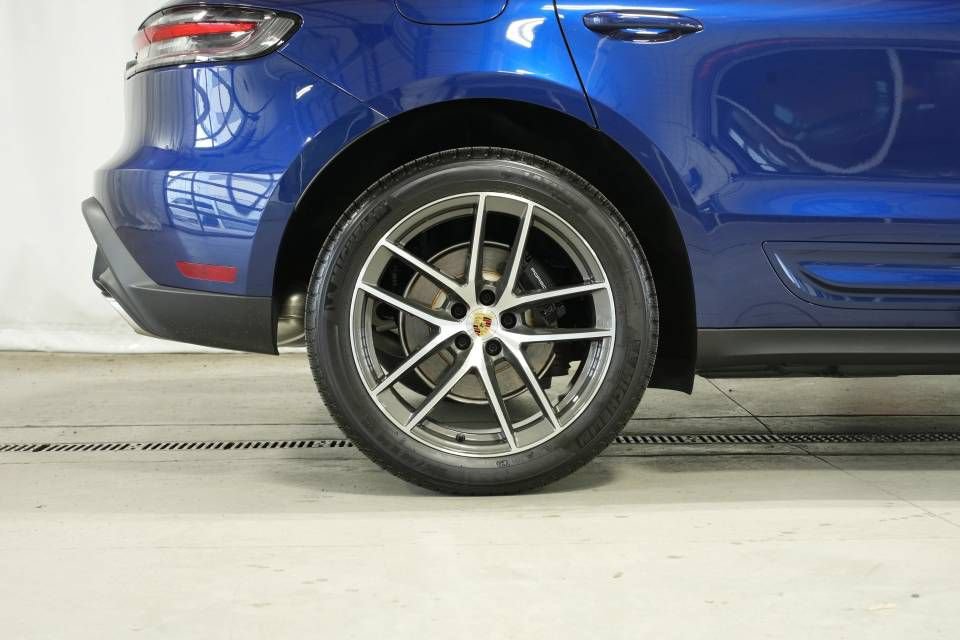 Certified 2026 Porsche Macan AWD/4WD image 39