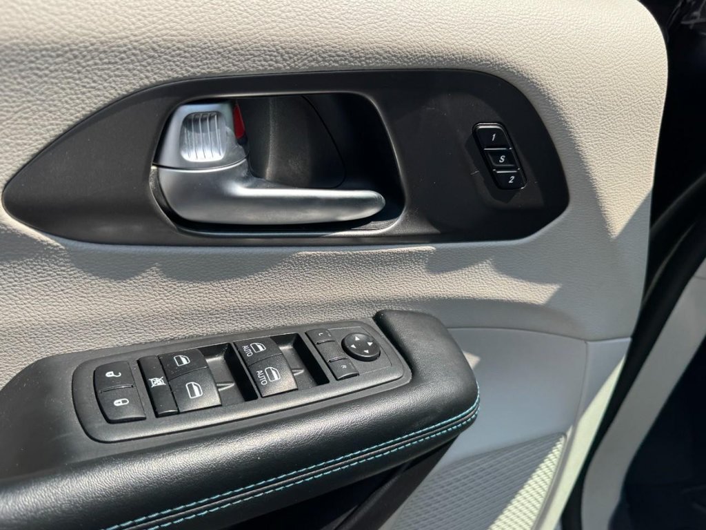 Used 2021 Chrysler Pacifica Touring-L FWD image 16