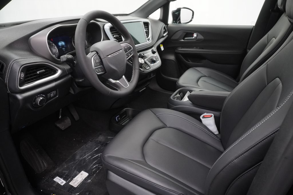 New 2027 Chrysler Pacifica Select AWD/4WD image 16