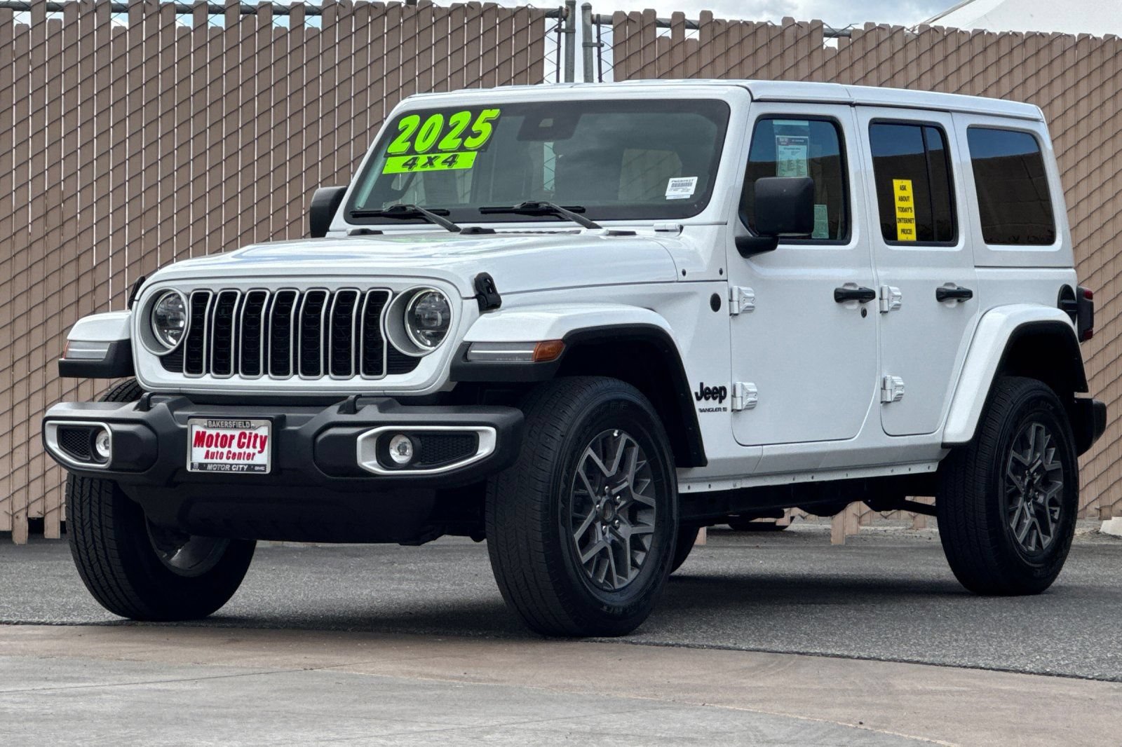 Used 2025 Jeep Wrangler Unlimited Sahara AWD/4WD image 8