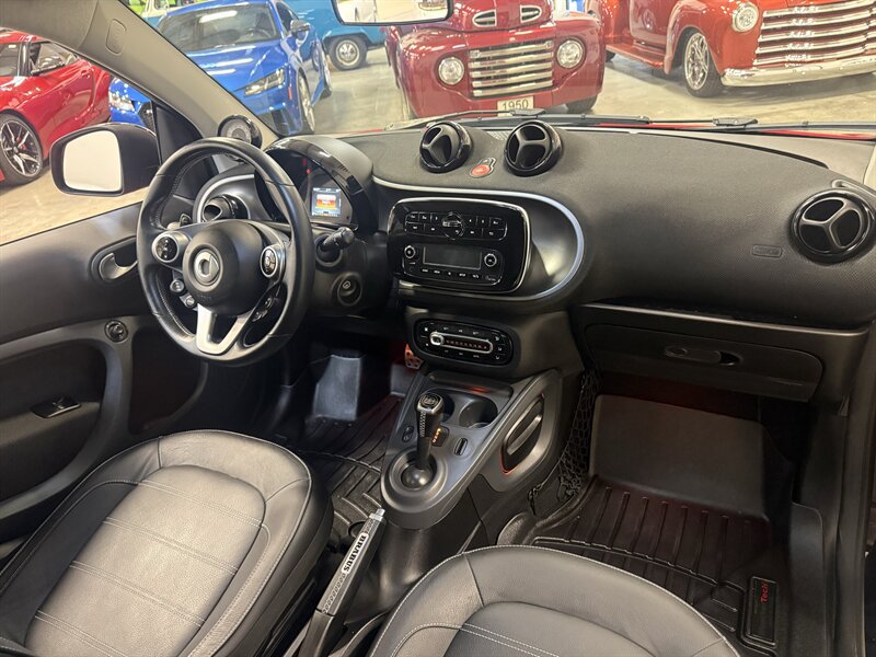 Used 2017 smart fortwo passion RWD image 2