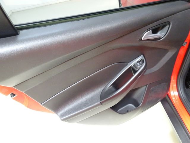 Used 2014 Ford Focus SE w/ SE Sport Package image 34