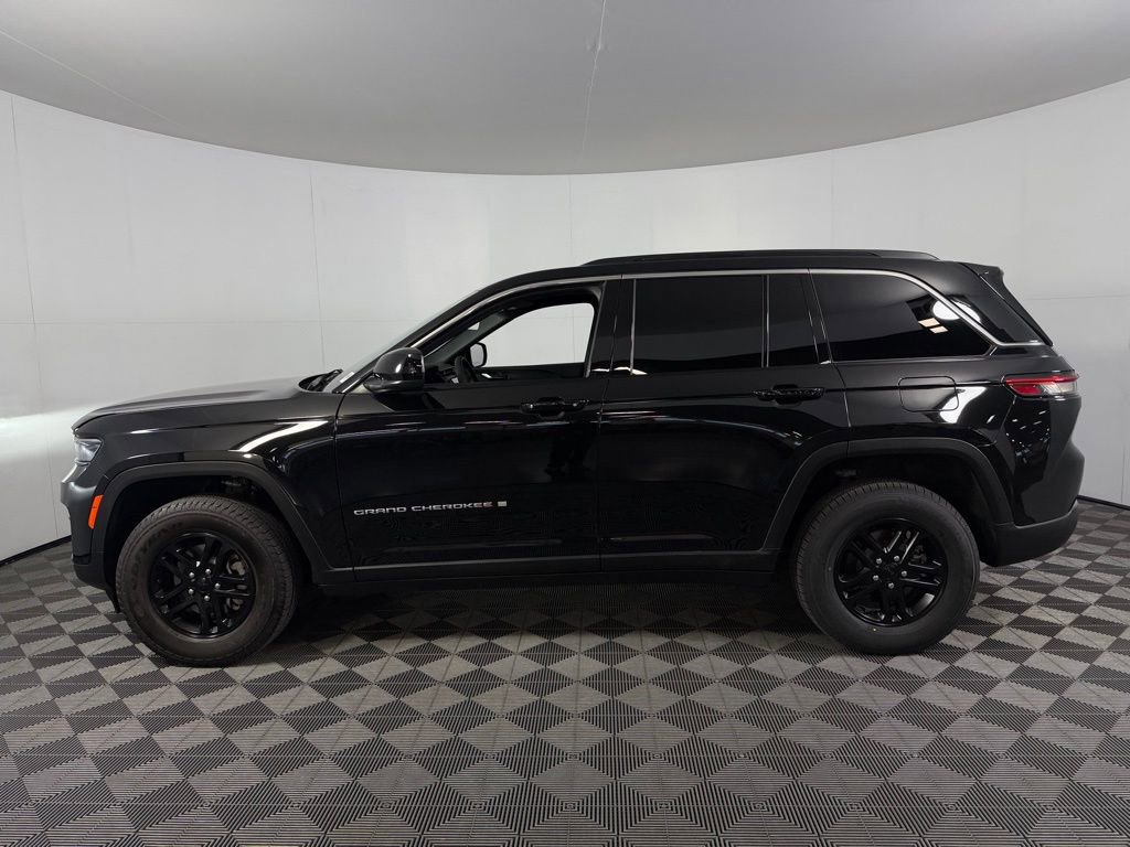 Used 2025 Jeep Grand Cherokee Laredo w/ Luxury Tech Group I image 11