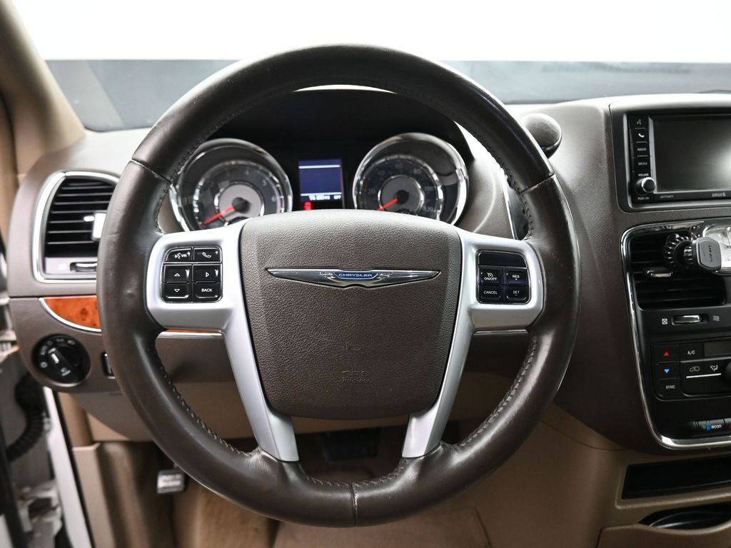 Used 2014 Chrysler Town & Country Touring image 13