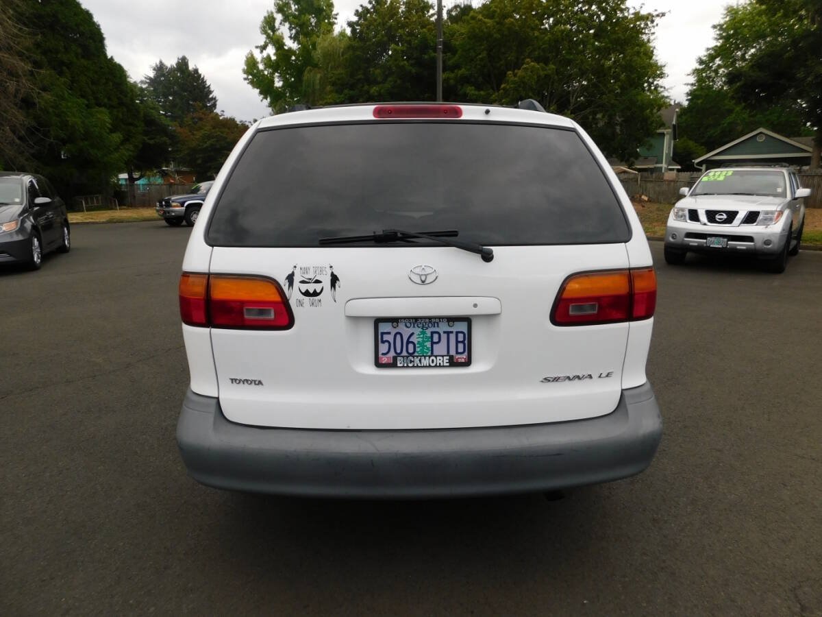 Used 2000 Toyota Sienna LE w/ LE Extra Value Pkg FWD image 18