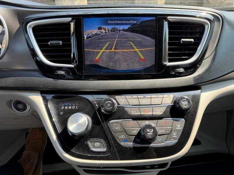 Used 2020 Chrysler Pacifica Touring-L FWD image 19