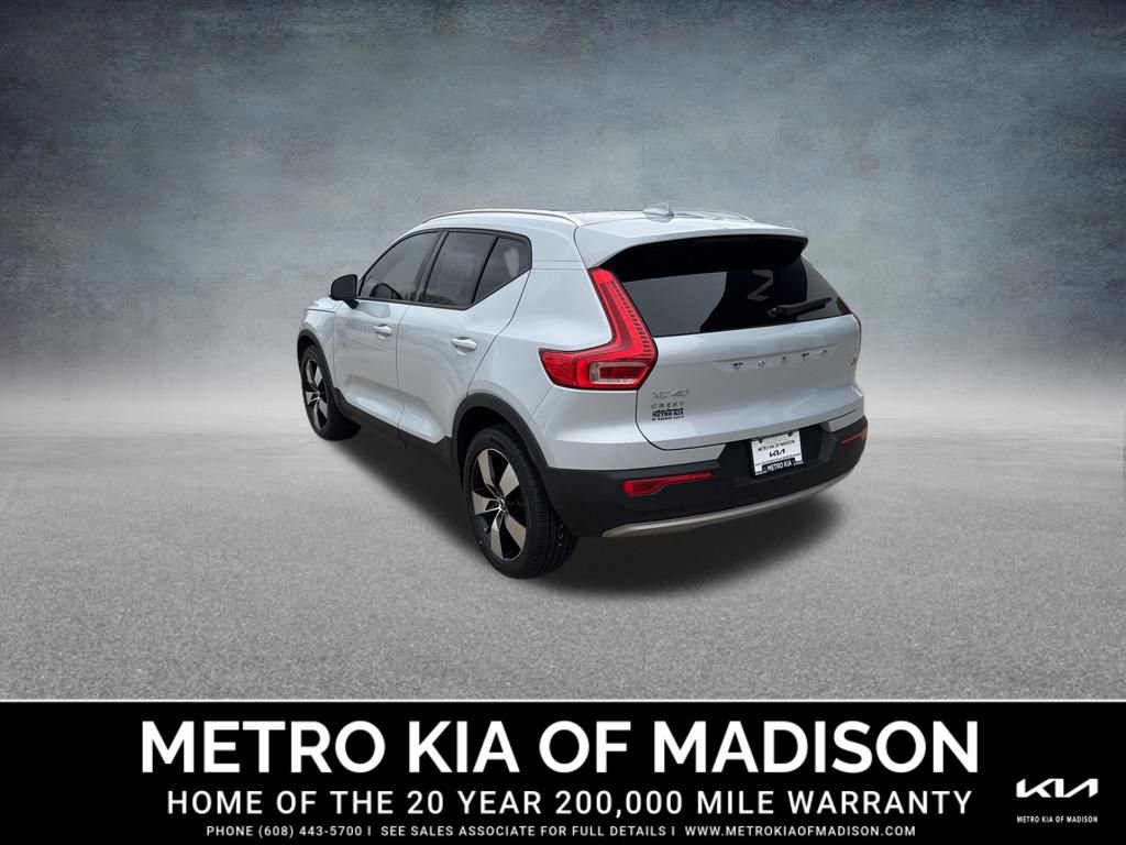 Used 2020 Volvo XC40 T5 Momentum image 3
