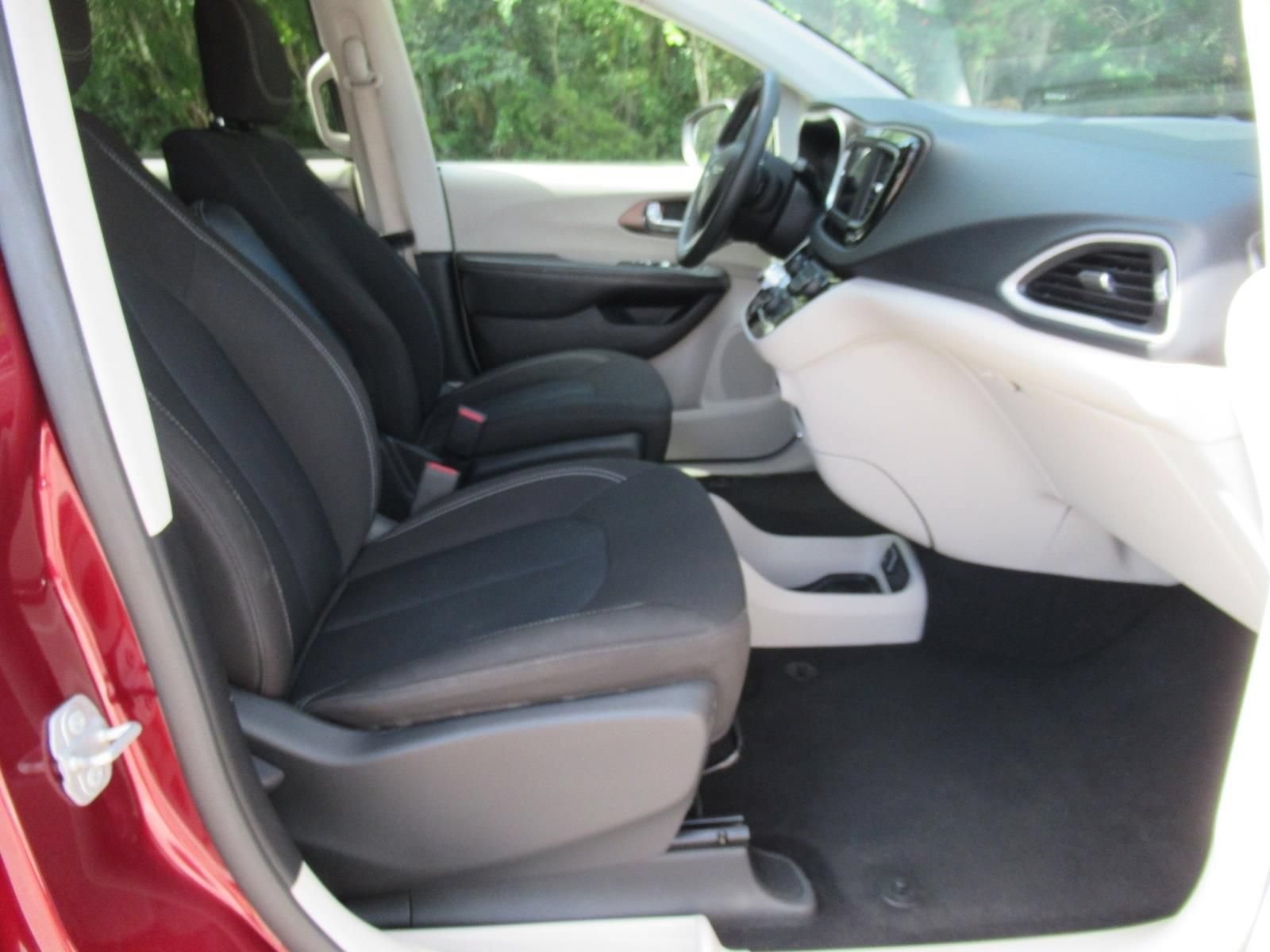 Certified 2022 Chrysler Voyager LX FWD image 10