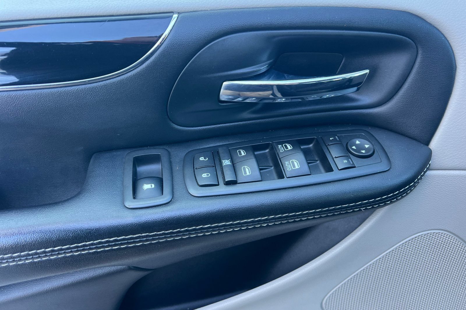 Used 2016 Dodge Grand Caravan SE FWD image 8