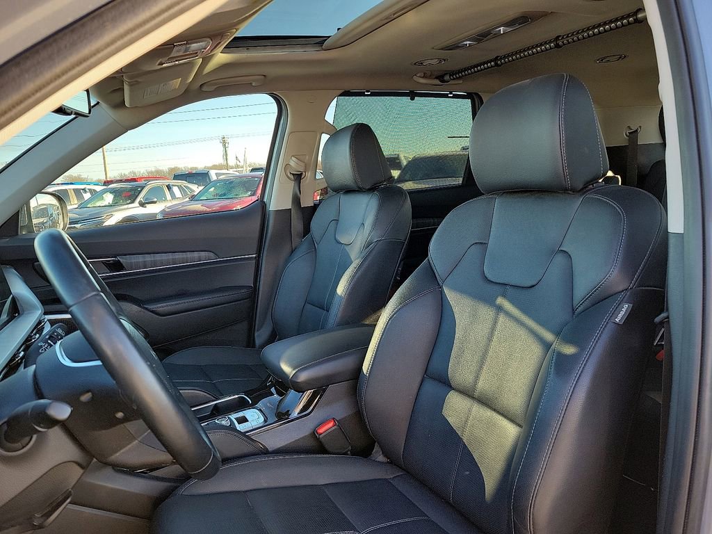 Used 2024 Kia Telluride EX w/ EX Captain's Chair Package image 12