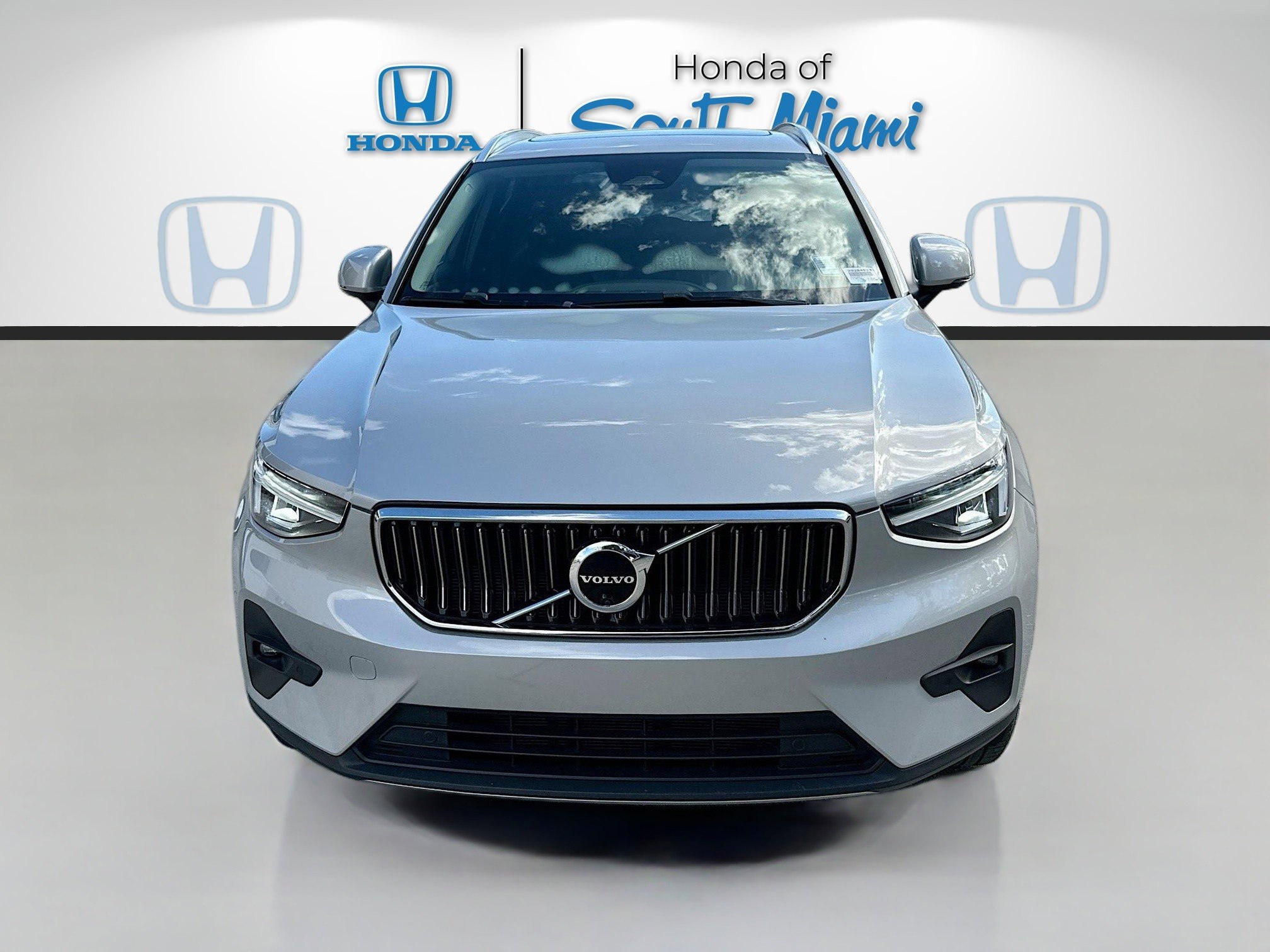 Used 2023 Volvo XC40 B5 Ultimate w/ Protection Package Premier image 2
