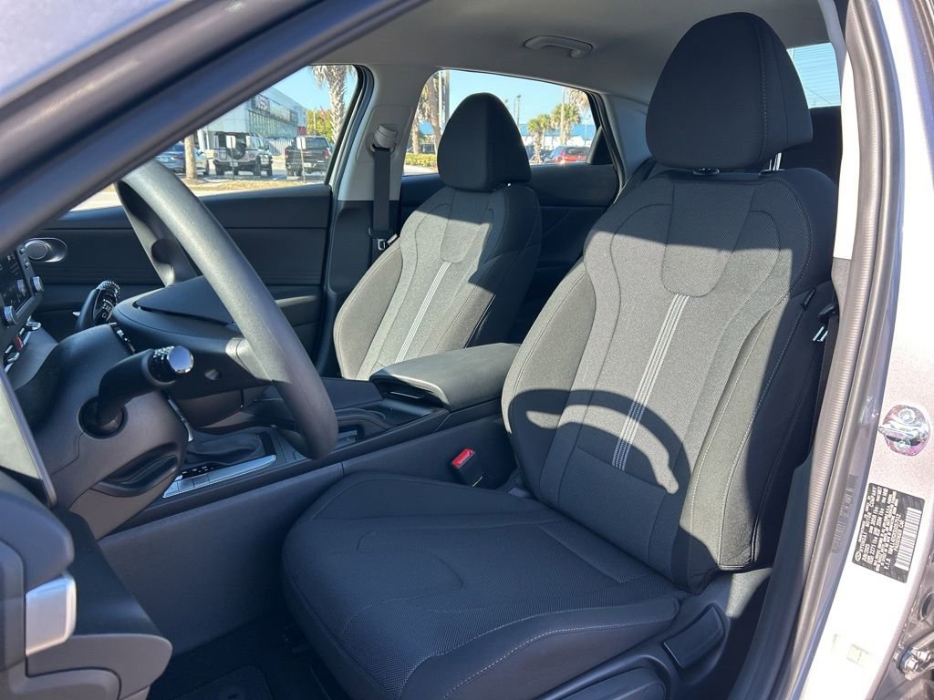 Used 2025 Hyundai Elantra SE image 19