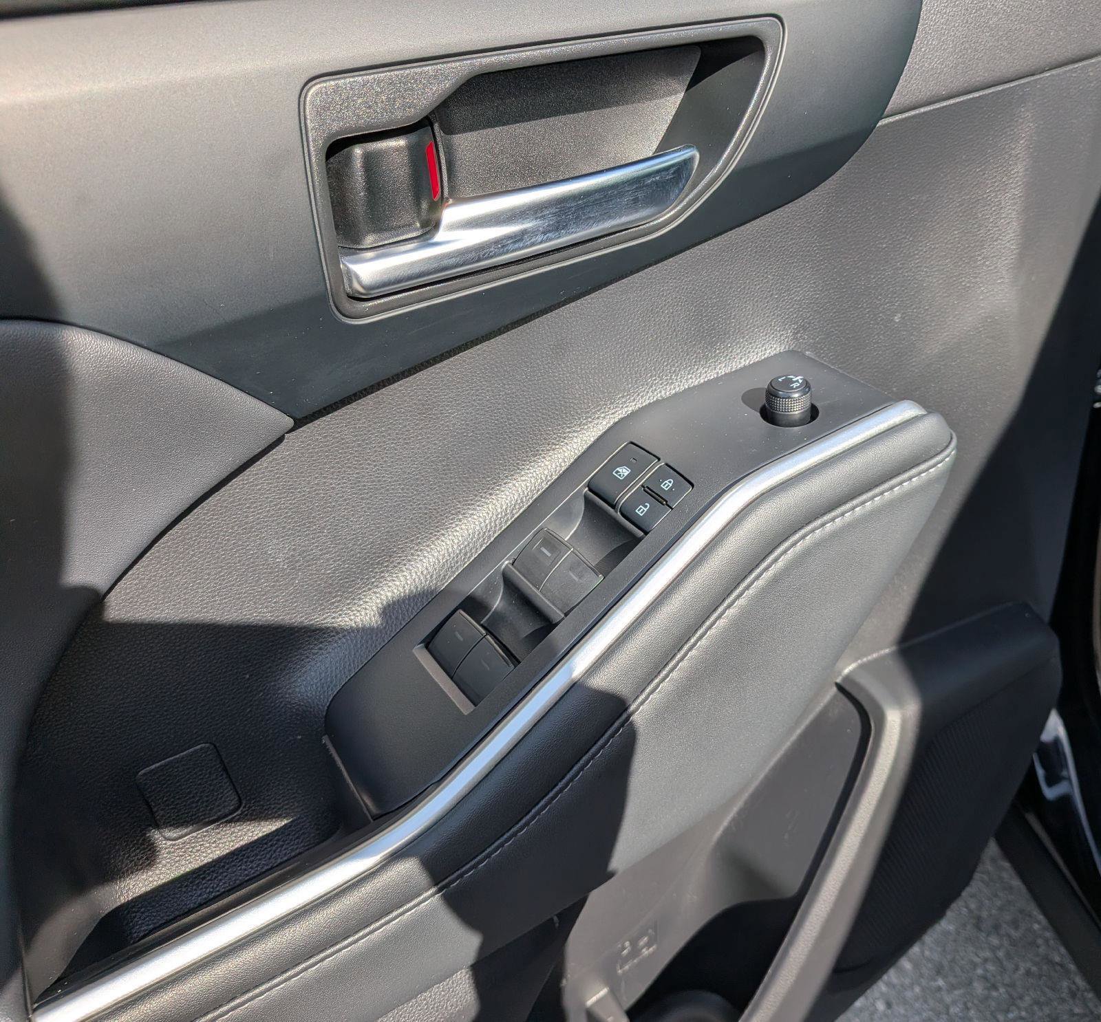 Used 2022 Toyota Highlander XLE AWD/4WD image 12