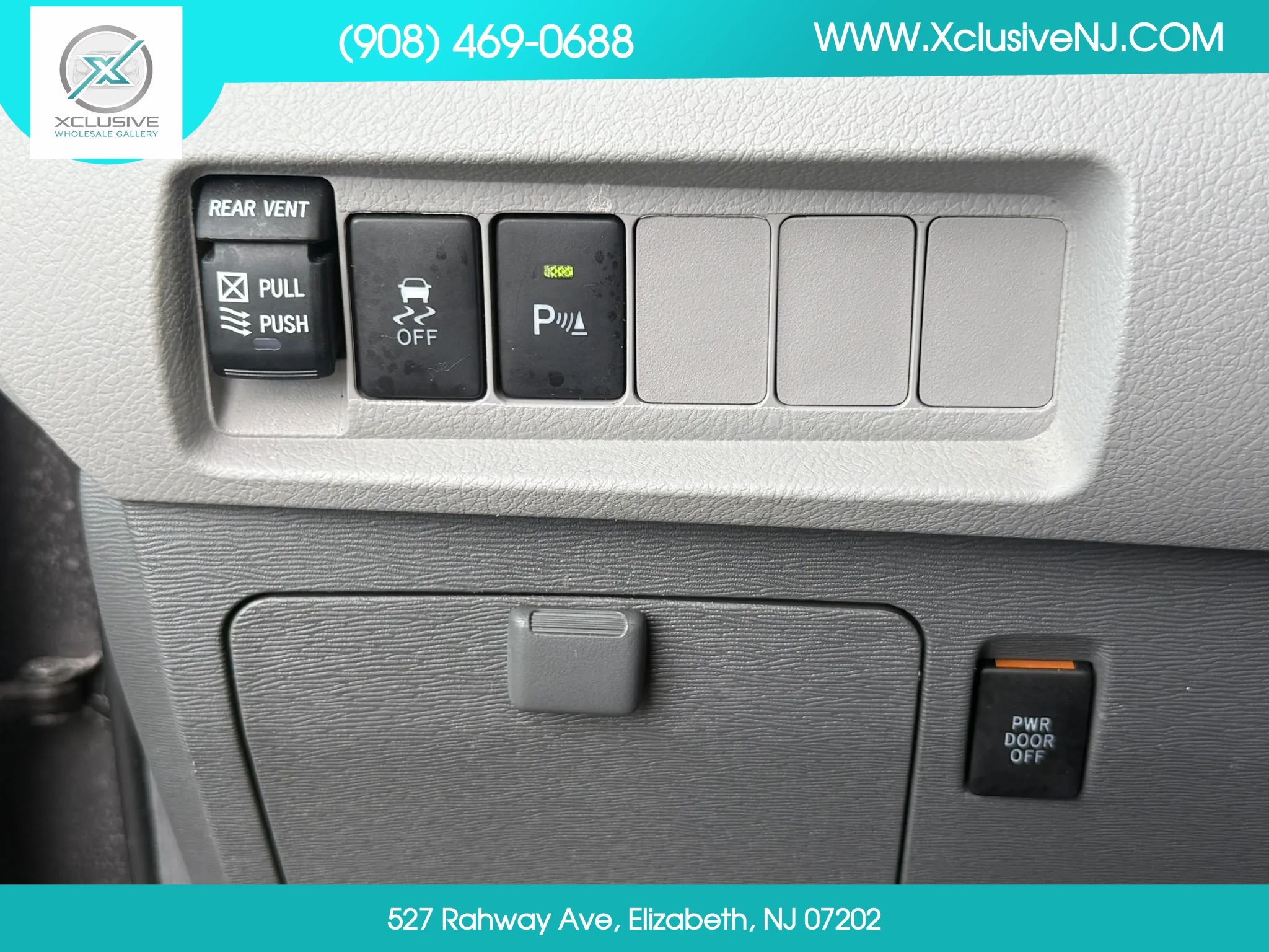 Used 2019 Toyota Sienna XLE Premium w/ Carpet Mat Package FWD image 21