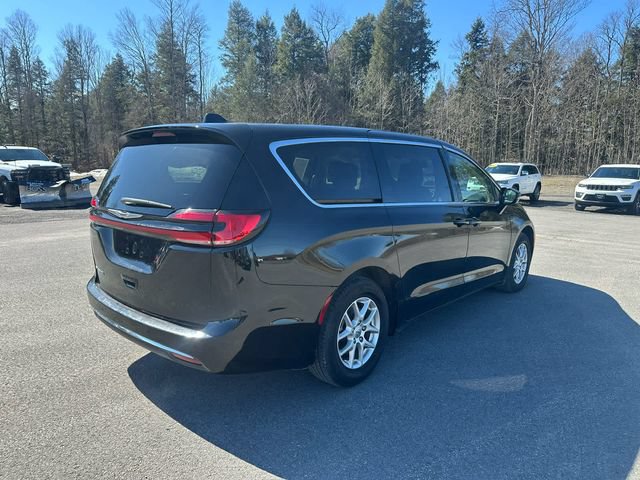 Used 2024 Chrysler Pacifica Touring-L FWD image 5