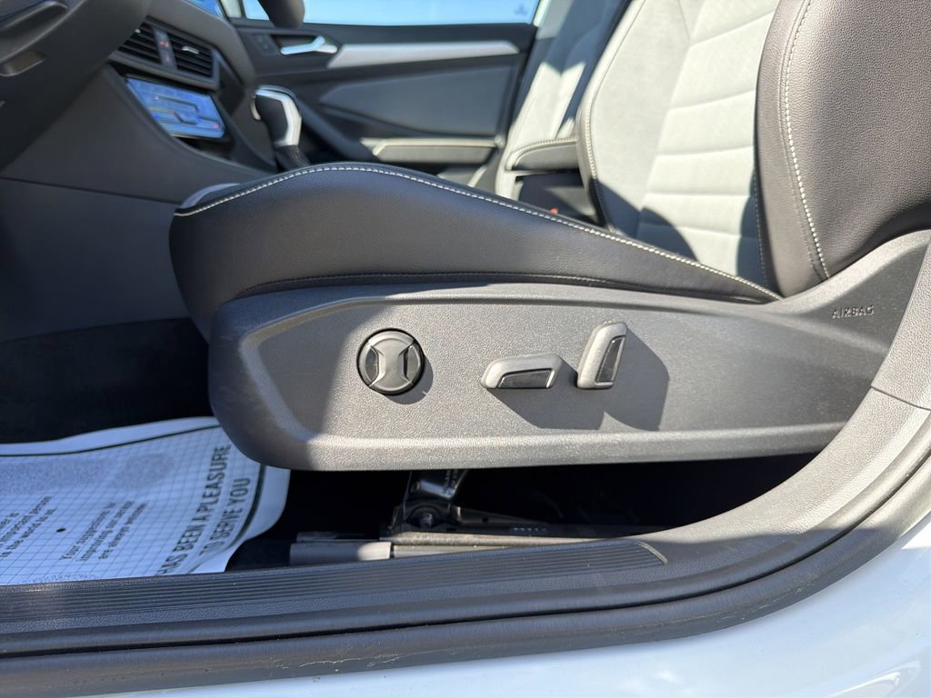 Used 2025 Volkswagen Jetta SE image 22