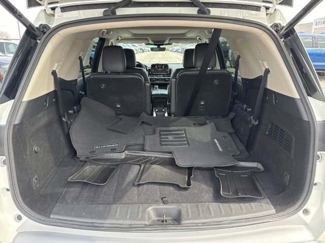 Used 2024 Nissan Pathfinder Platinum image 14