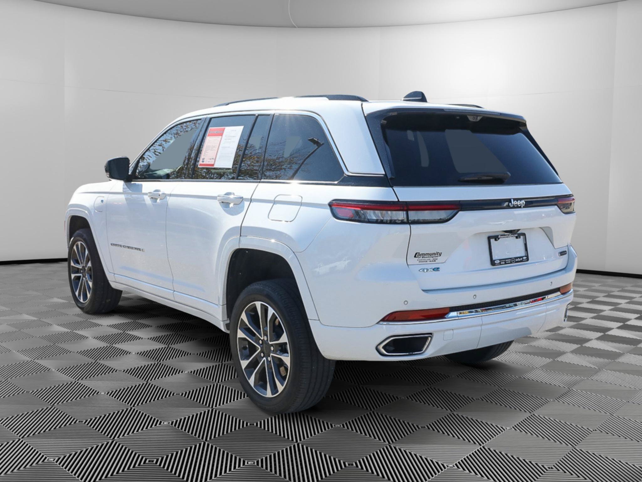 Used 2022 Jeep Grand Cherokee Overland w/ Advanced Protech Group III AWD/4WD image 4