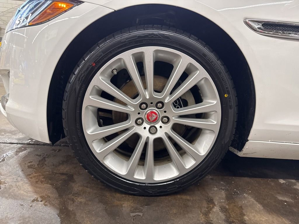 Used 2020 Jaguar XF Premium image 27