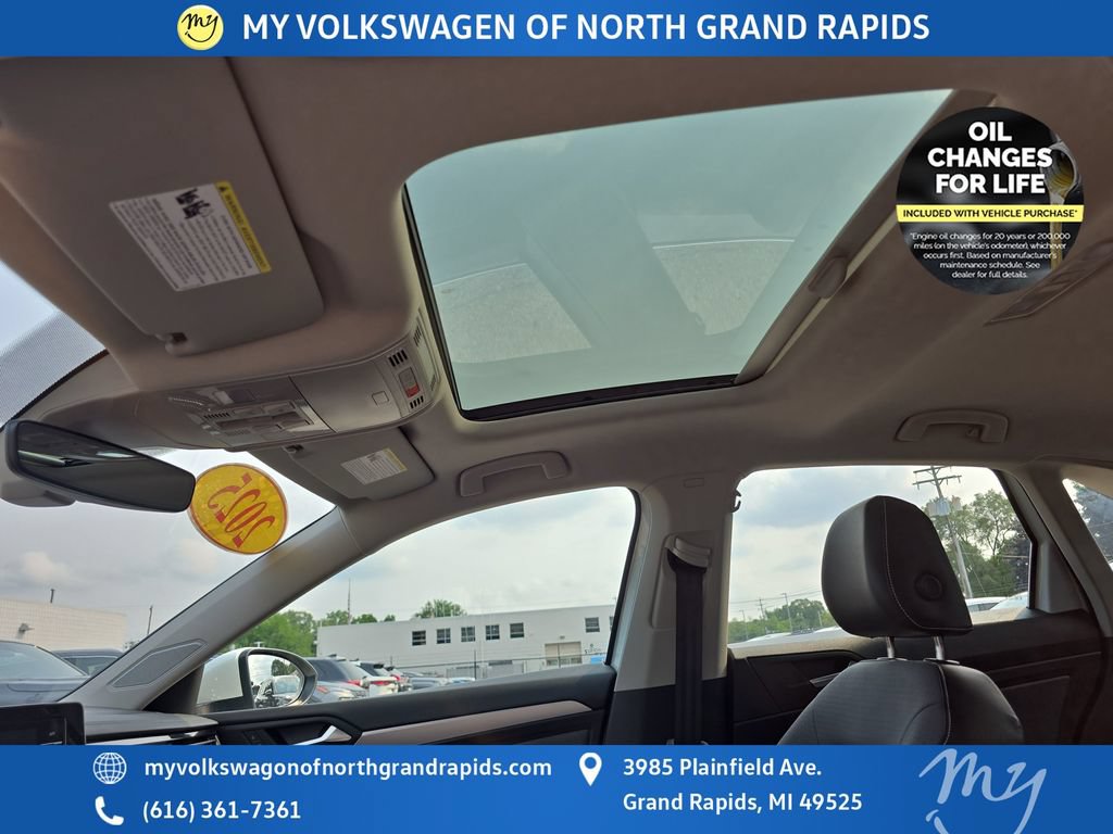 Used 2025 Volkswagen Jetta SE w/ Sunroof Package FWD image 24
