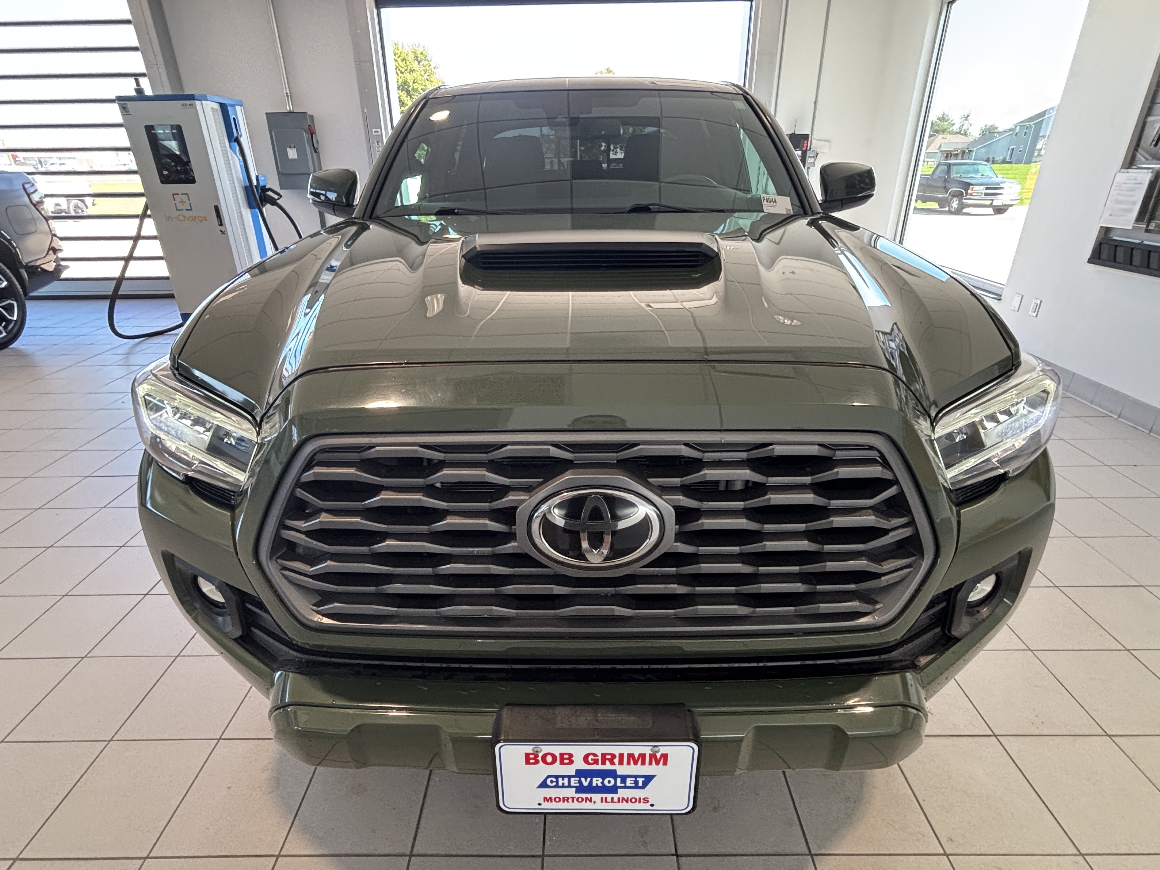Used 2022 Toyota Tacoma TRD Sport w/ Technology Package AWD/4WD image 2
