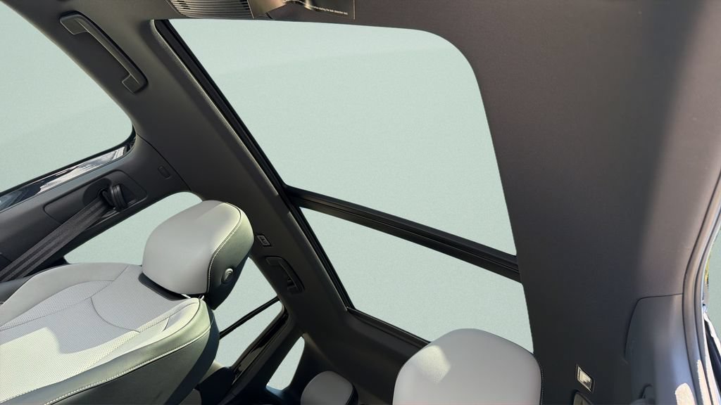 New 2026 Volkswagen Tiguan SE R-Line FWD image 27
