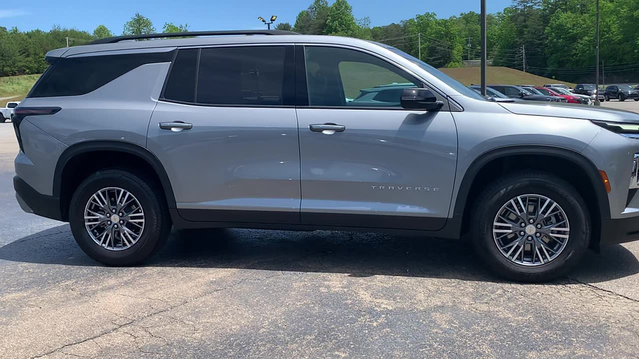 Used 2025 Chevrolet Traverse LT FWD image 8