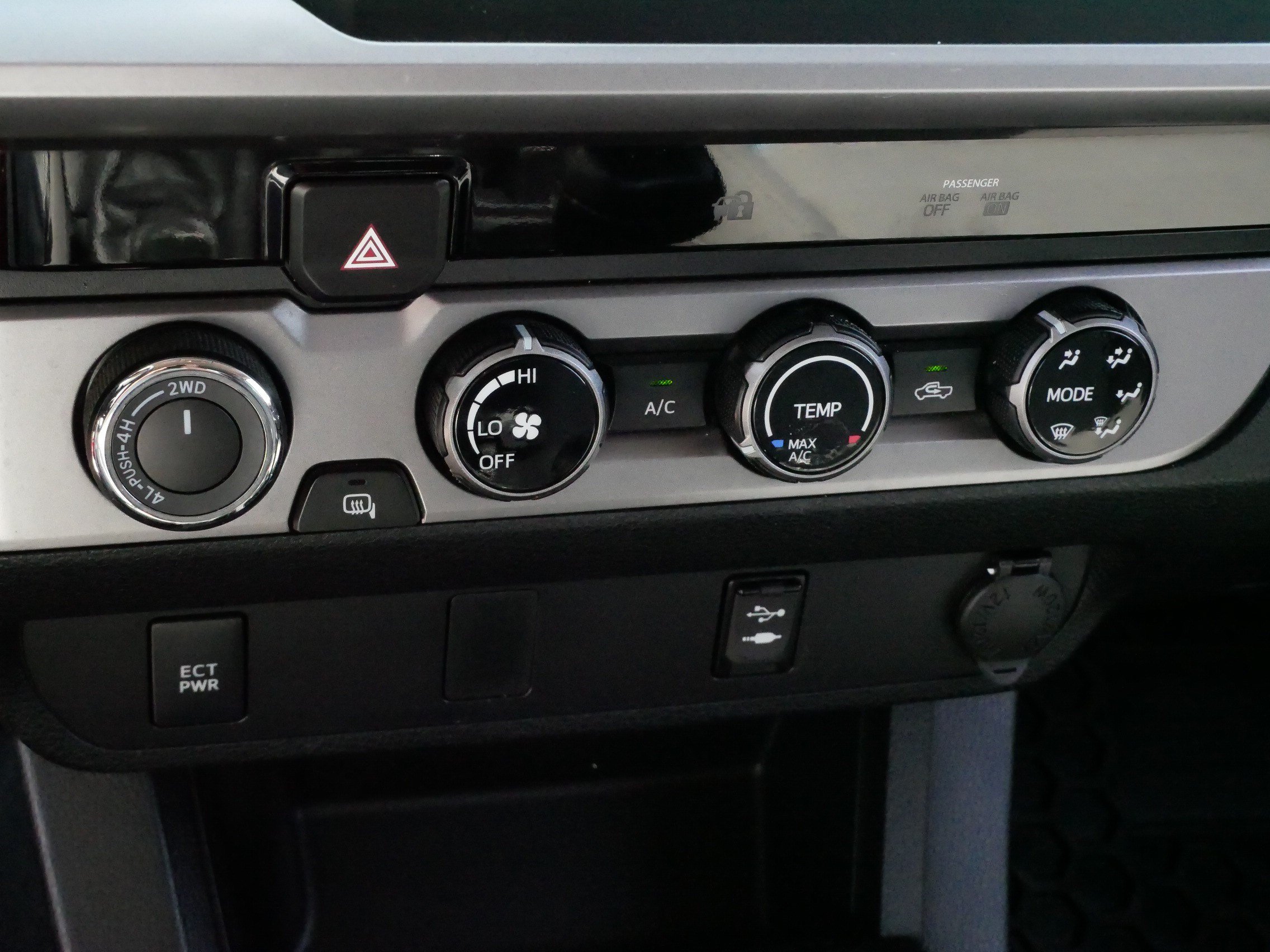Used 2016 Toyota Tacoma SR5 AWD/4WD image 23