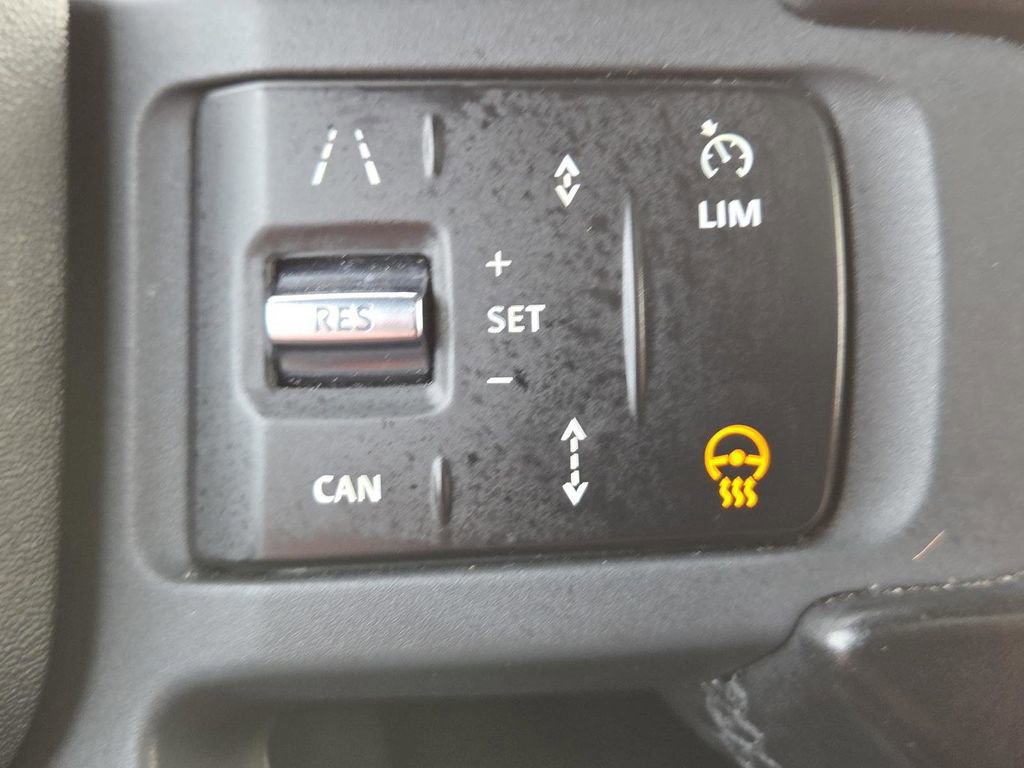 Used 2024 Land Rover Defender 130 X-Dynamic SE image 8