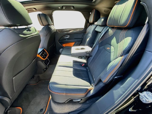 Used 2025 Bentley Bentayga AWD/4WD image 26