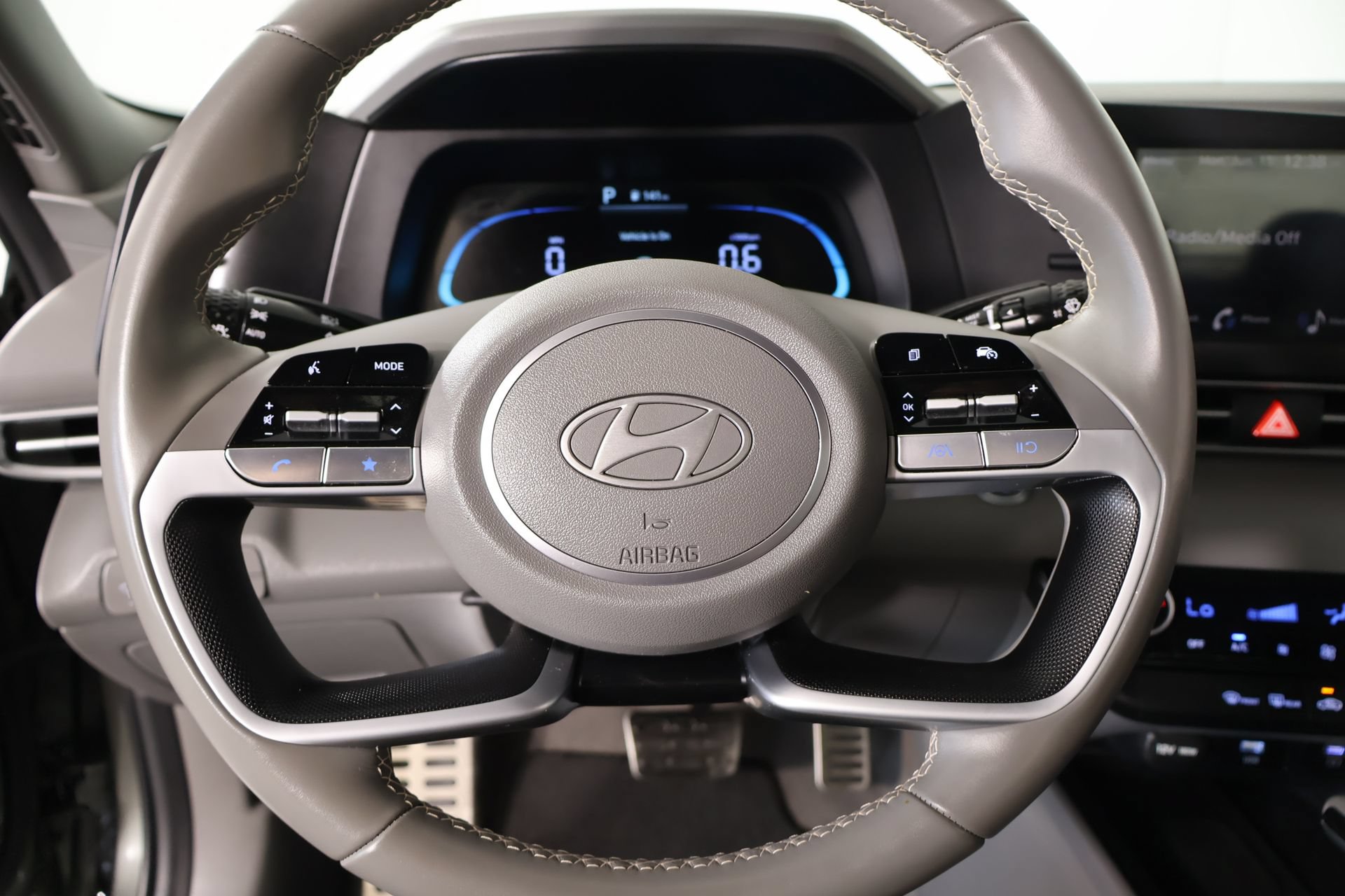 Certified 2025 Hyundai Elantra Sport FWD image 3