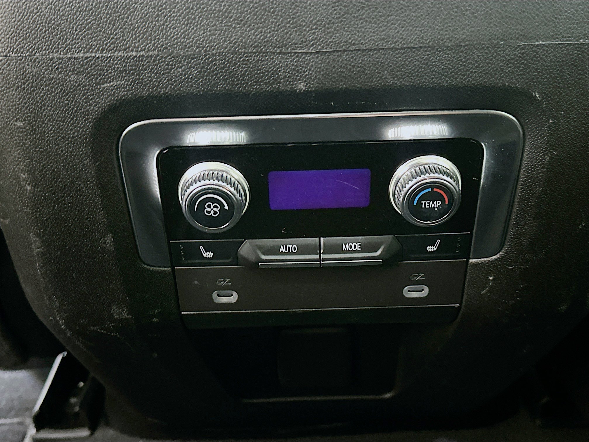 Used 2024 GMC Yukon SLT w/ SLT Premium Package RWD image 29