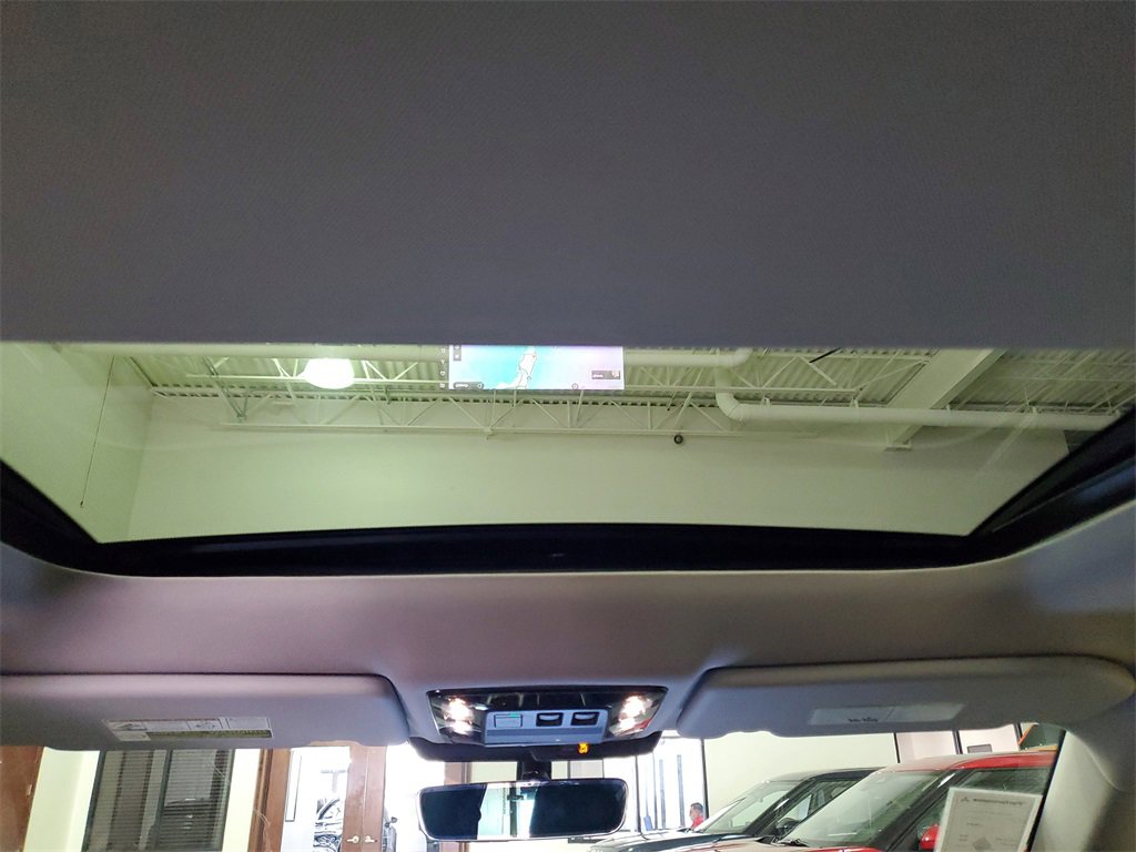 New 2025 Mitsubishi Outlander SE image 16