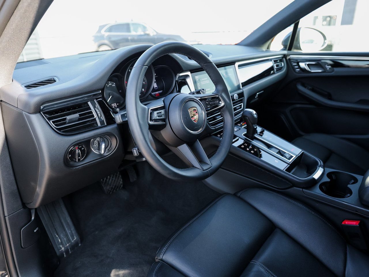 Certified 2026 Porsche Macan AWD/4WD image 4