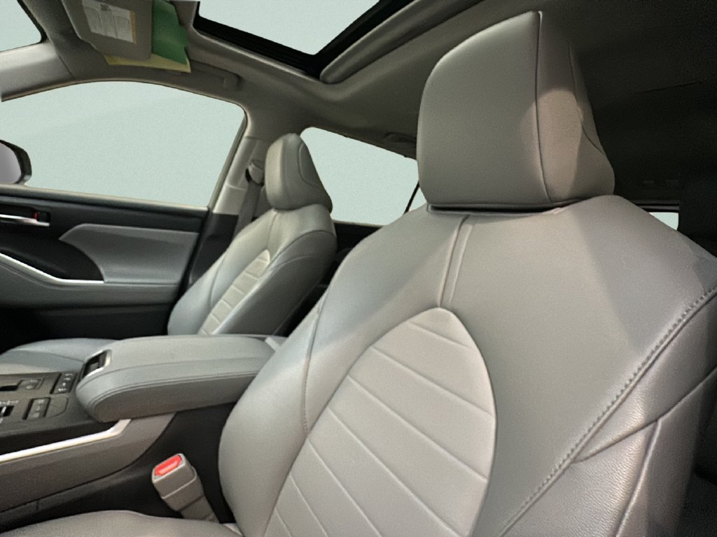 Used 2022 Toyota Highlander XLE AWD/4WD image 11