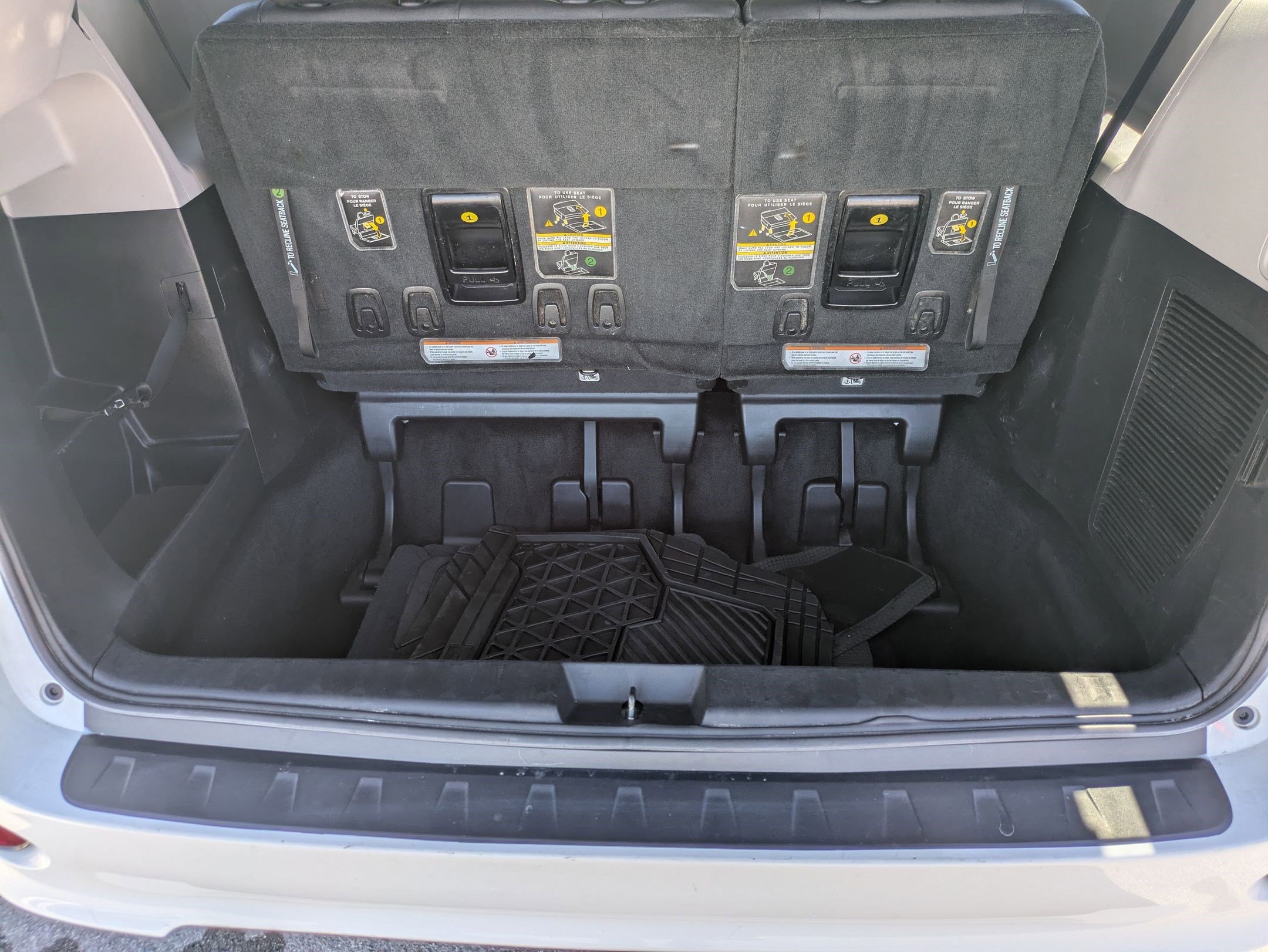 Used 2018 Toyota Sienna SE FWD image 30