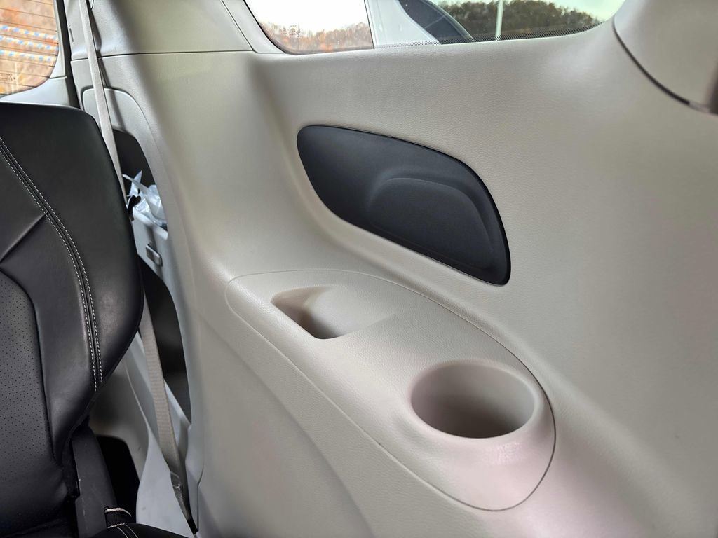 Used 2024 Chrysler Pacifica Touring-L image 43