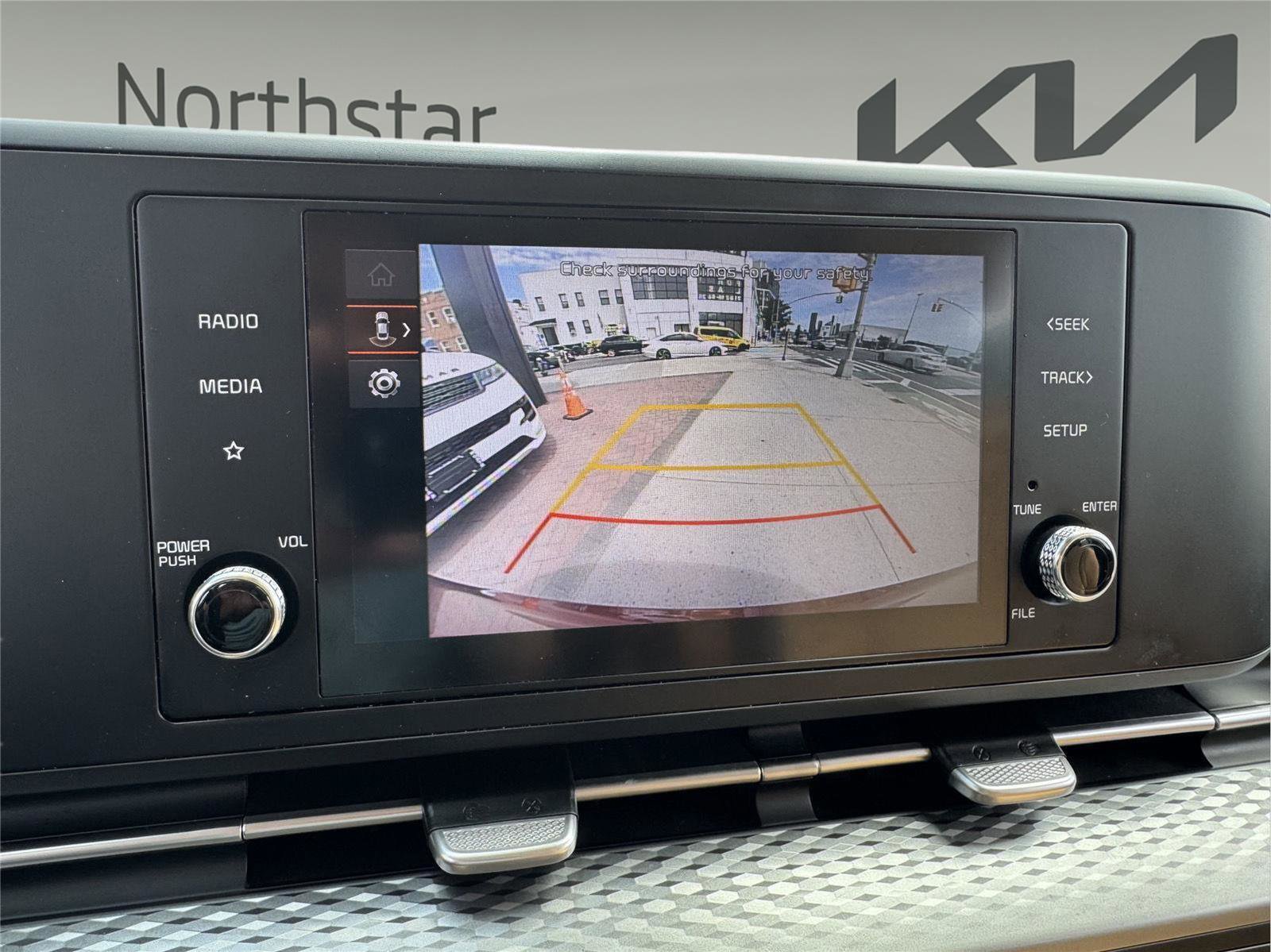 Used 2023 Kia Carnival LX FWD image 19
