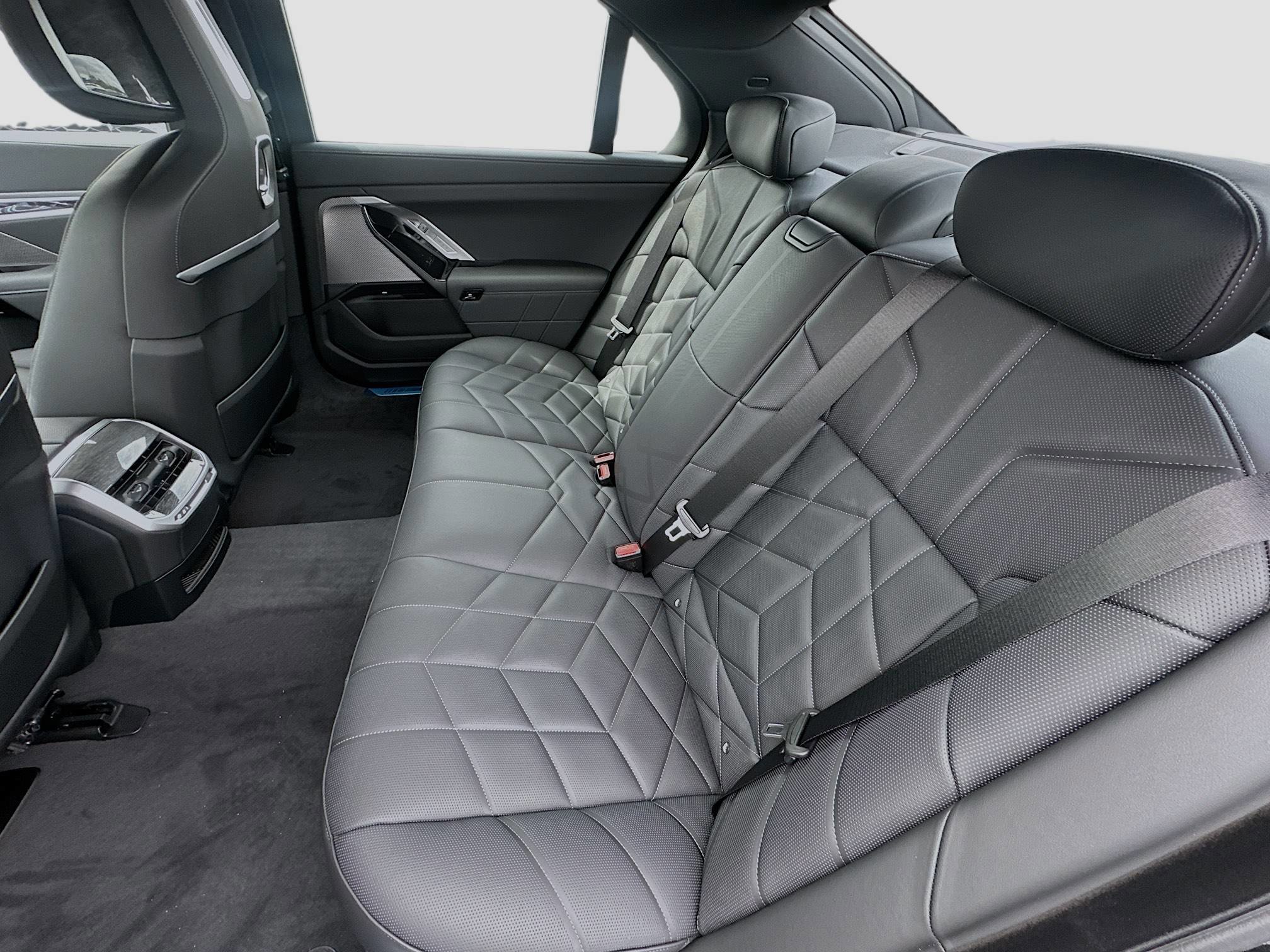 New 2026 BMW 750e xDrive image 21