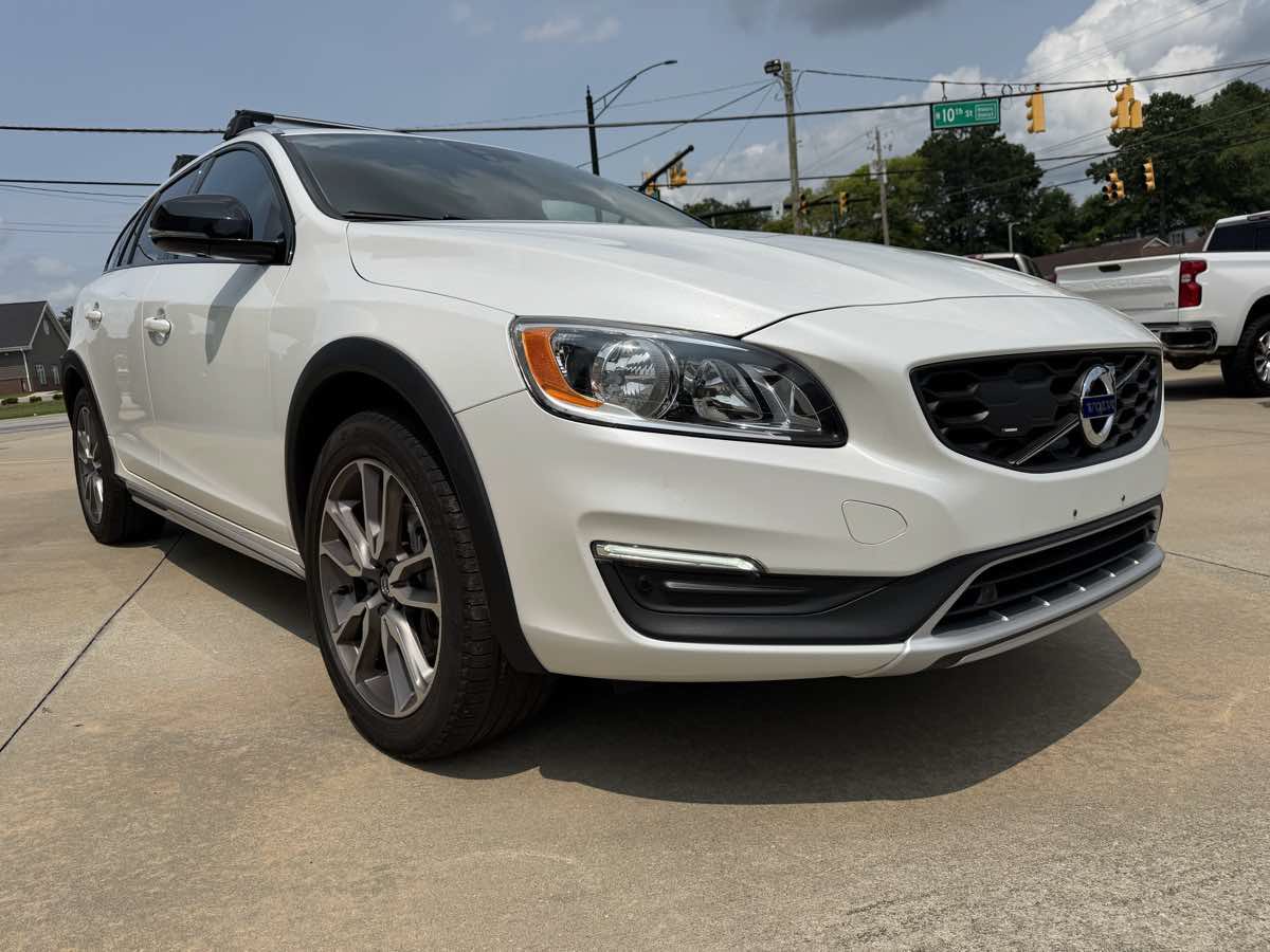 Used 2018 Volvo V60 T5 Cross Country AWD/4WD image 5