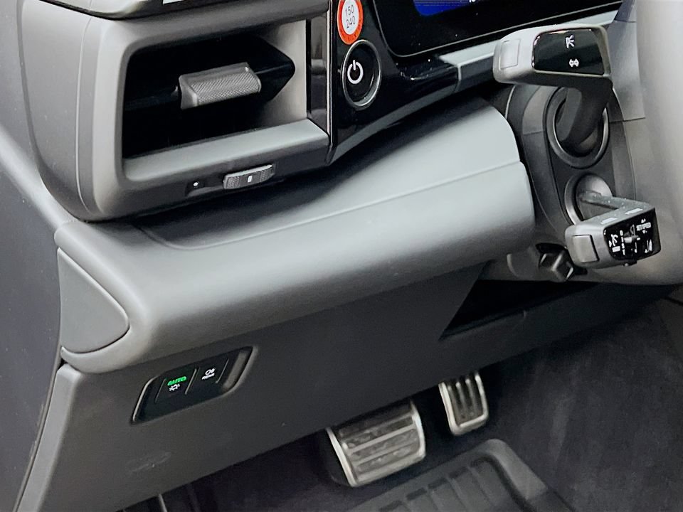 New 2026 Porsche Macan Turbo Electric AWD/4WD image 11