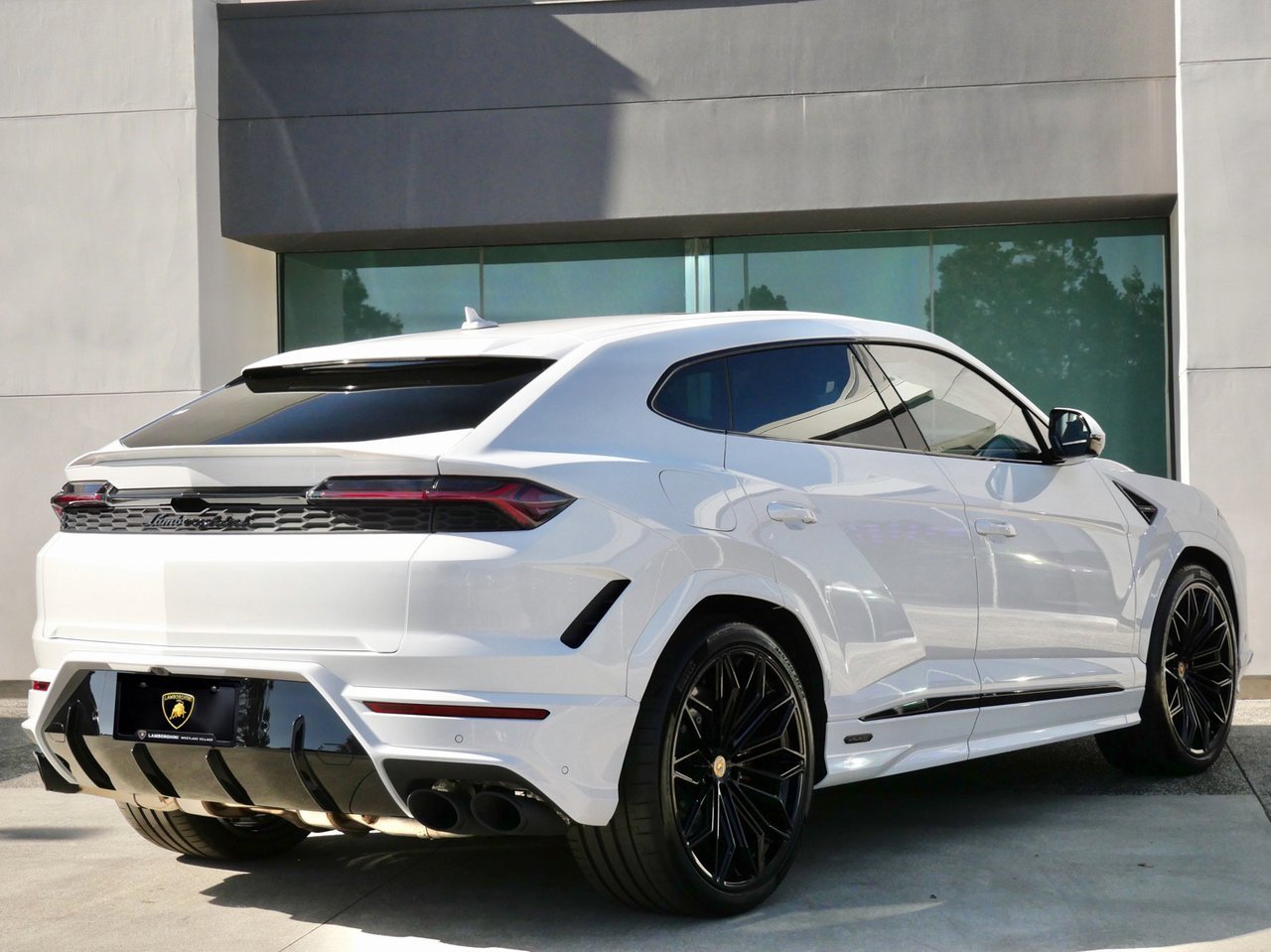 Used 2025 Lamborghini Urus SE image 3