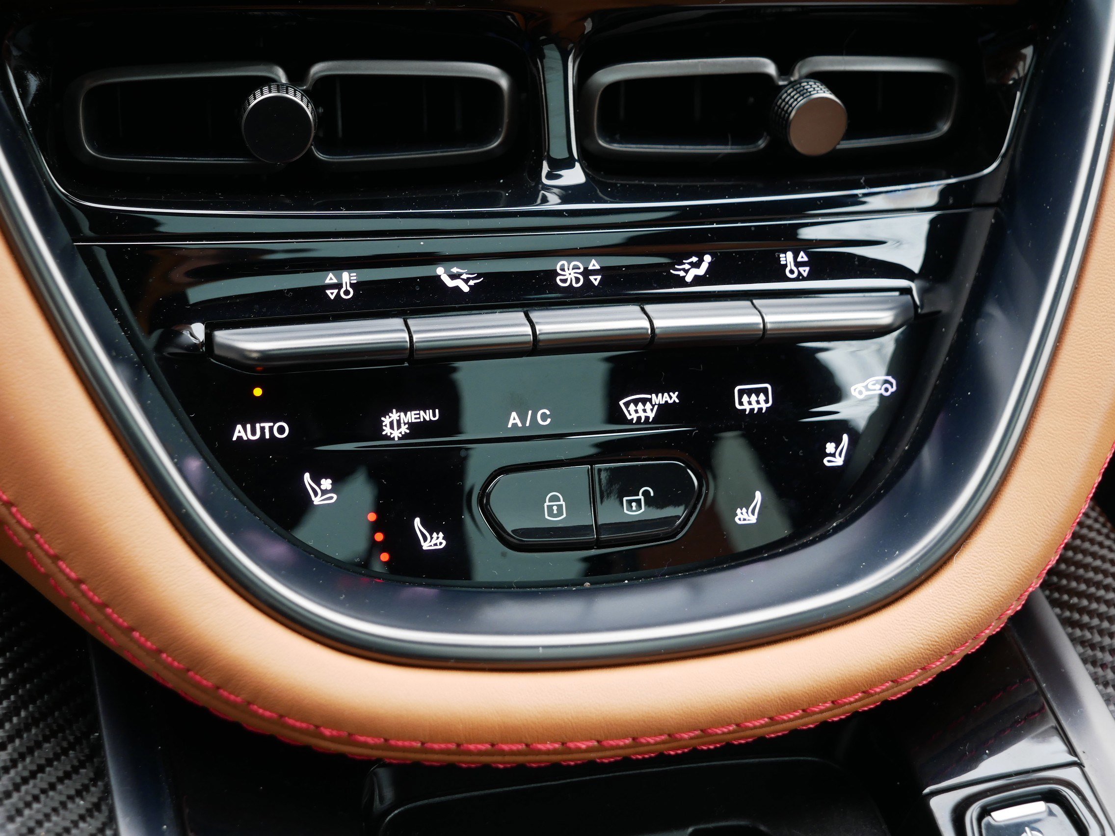 Used 2022 Aston Martin DBX image 23