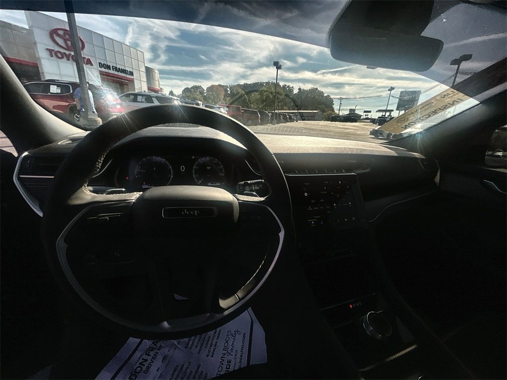 Used 2025 Jeep Grand Cherokee L Laredo image 5